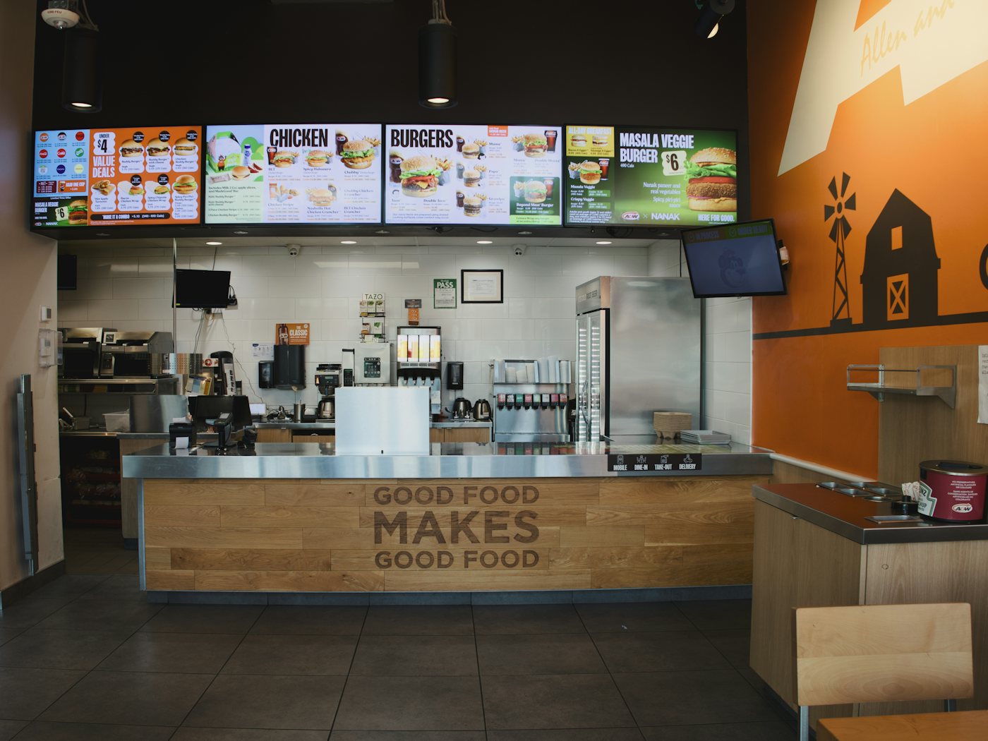 Bestelltheke eines Fast-Food-Restaurants mit digitalen Menütafeln