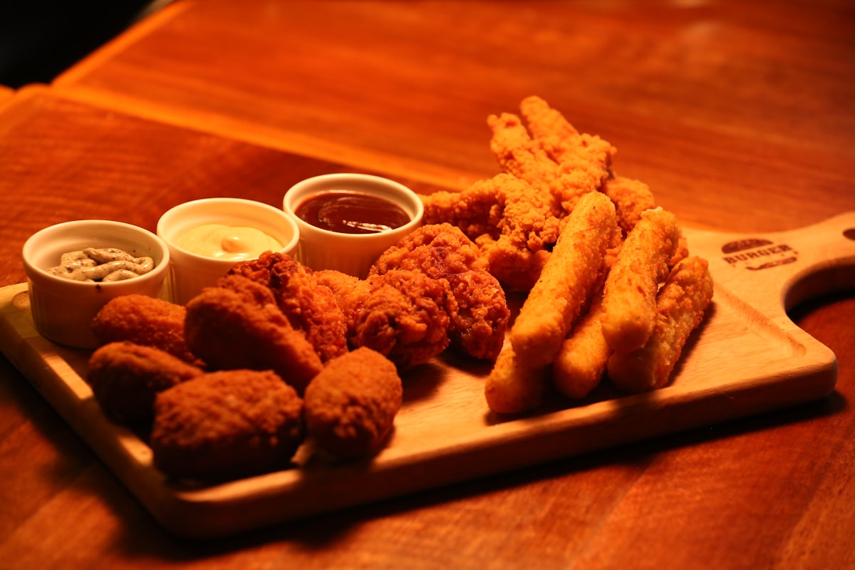 Frittiertes Hähnchen auf einem Holztablett