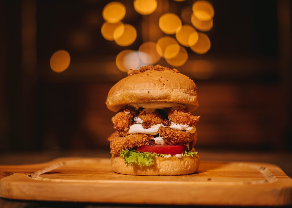 Burger auf einem Holztisch